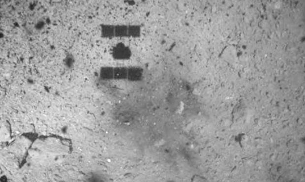 Shadow of the Japanese spacecraft takes a photo of its shadow on the asteroid Ryugu...
