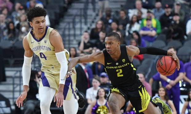 LAS VEGAS, NEVADA - MARCH 16:  Louis King #2 of the Oregon Ducks brings the ball up the court again...