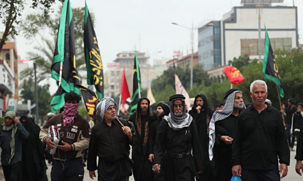 Although many shrines are closed due to the new coronavirus, Shiite pilgrims make their way to the ...