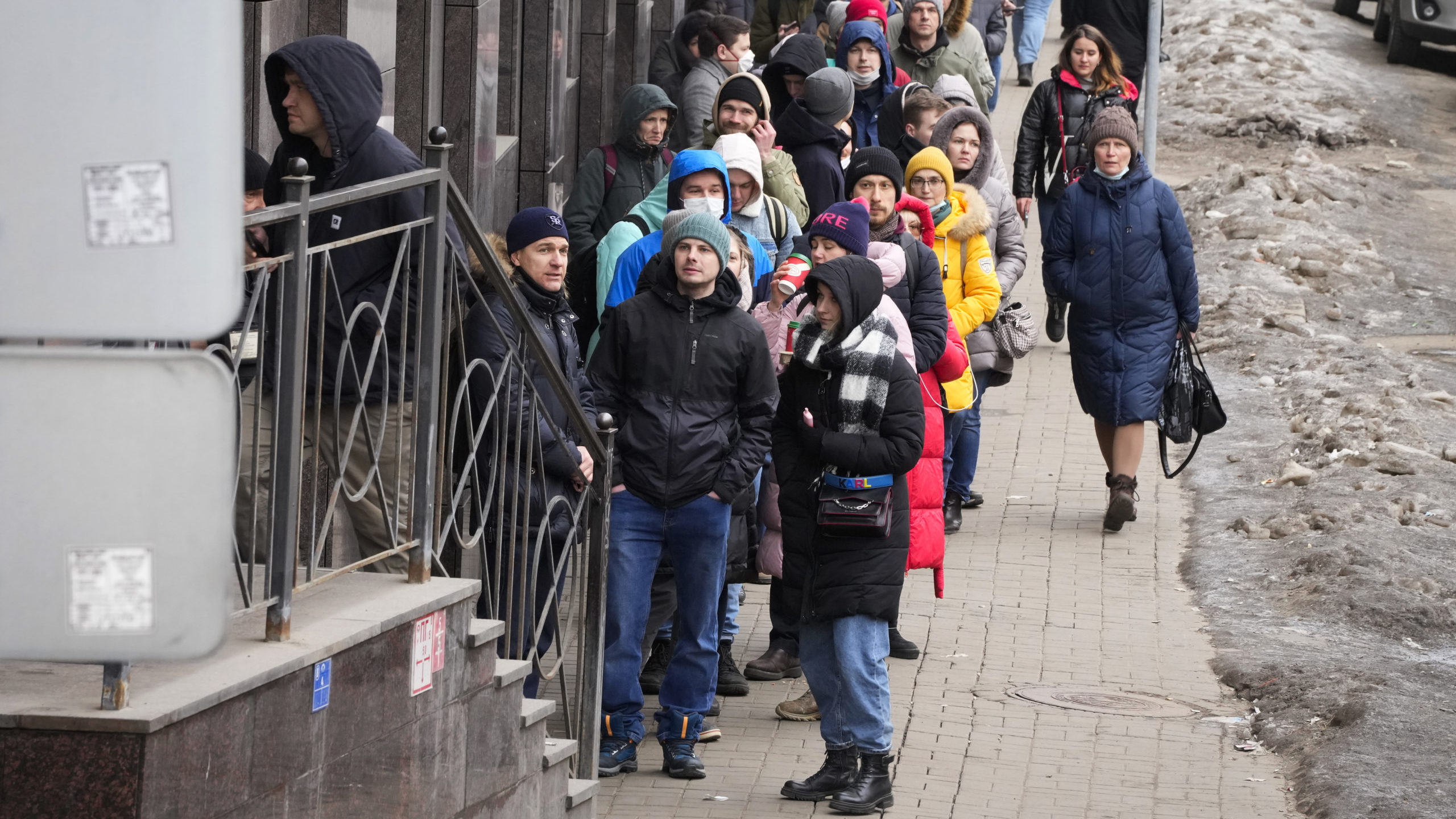 Russians withdraw money...