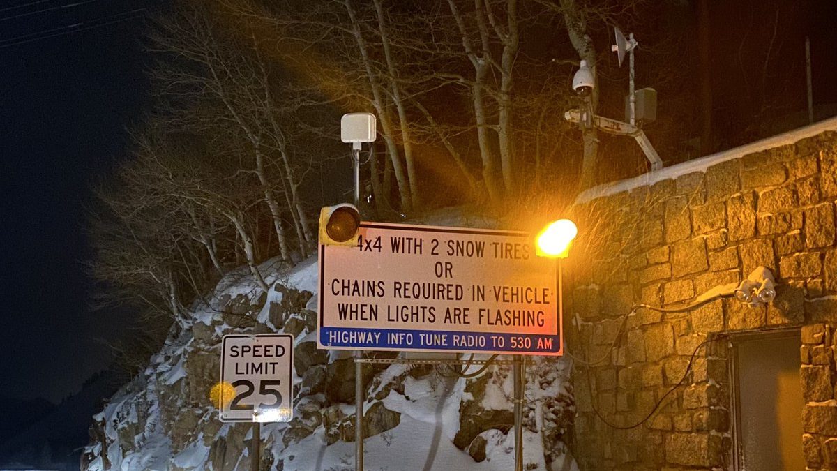 Image of UDOT sign flashing at the mouth of Big Cottonwood Canyon. Photo credit: UDOT...