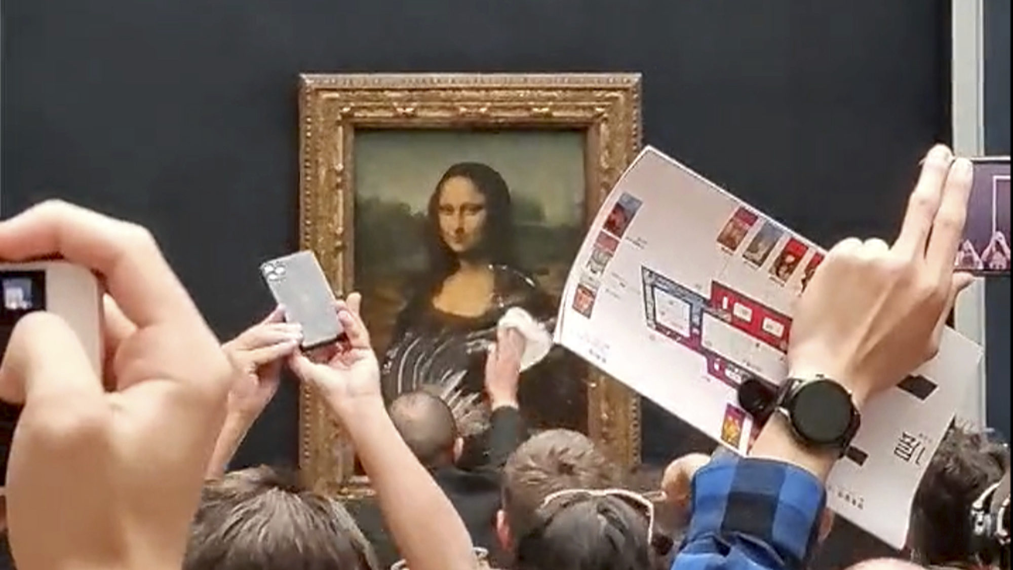 mona lisa exhibit after the cake was thrown...
