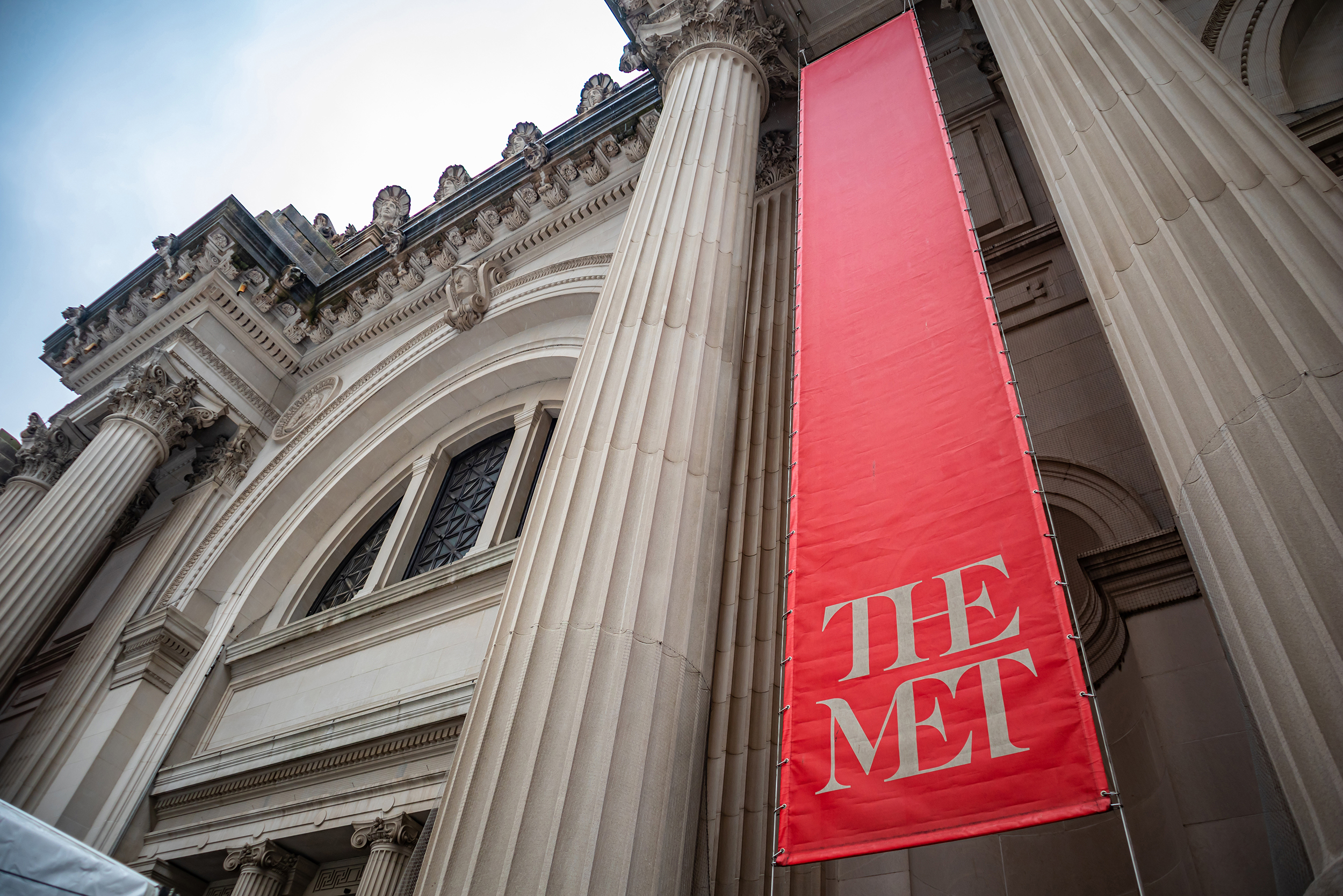 New York, USA. May 5
, 2019. The New York Public Library entrance against blue sky background, sunn...